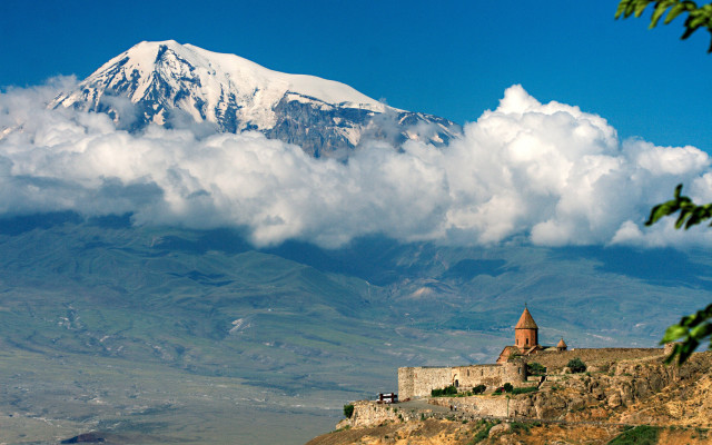 Castle hill mountains clouds people free wallpaper - medium preview image
