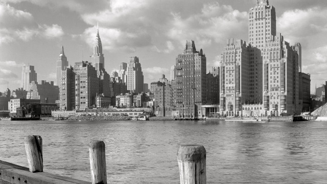 Black white city skyline water #2 free wallpaper - medium preview image