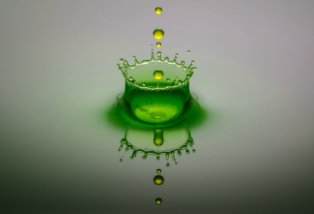 Green liquid splash crown reflection free wallpaper - medium preview image