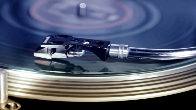 Record player blue disc silver free wallpaper - medium preview image