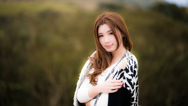 Woman blackwhite scarf portrait bokeh free wallpaper - medium preview image