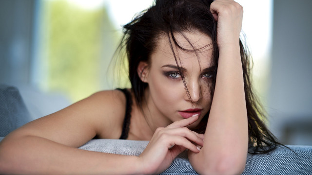Woman bunt couch blurry redlips free wallpaper - medium preview image
