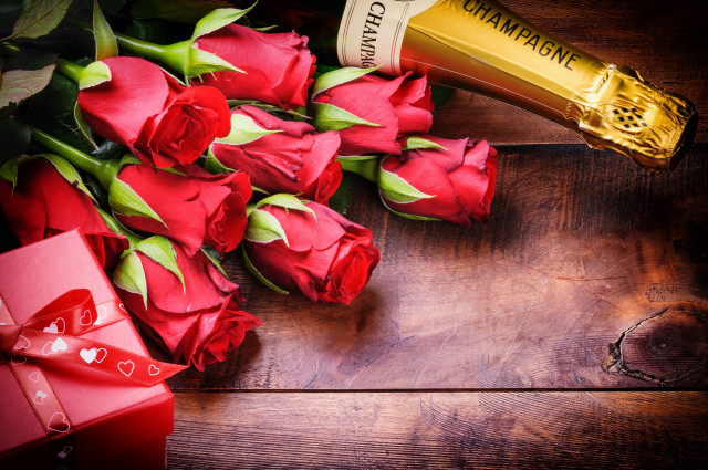 Roses champagne table red box free wallpaper - medium preview image