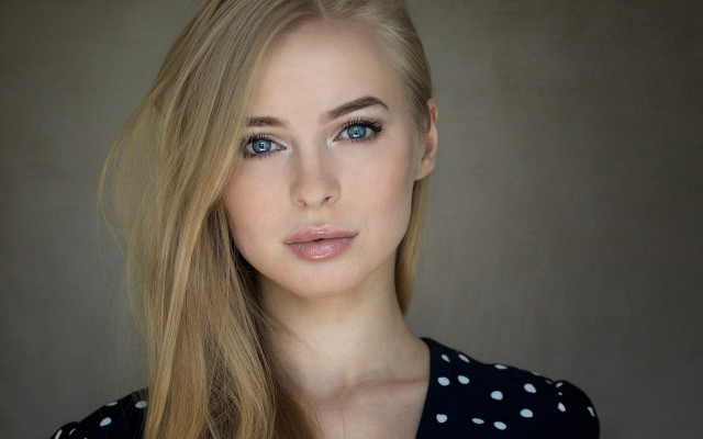 Eszter blonde blueeyes polkadot portrait free wallpaper - medium preview image