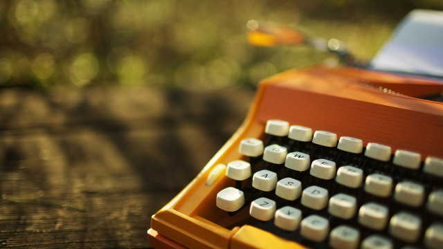 Typewriter closeup bokeh blurry background free wallpaper - medium preview image