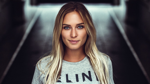 Blonde woman hallway profile destijl free wallpaper - medium preview image
