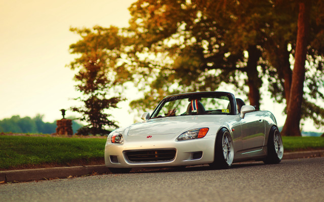 White sports car tiltshift dreamy free wallpaper - medium preview image