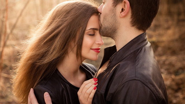 Romantic woods kissing blurry depth free wallpaper - medium preview image