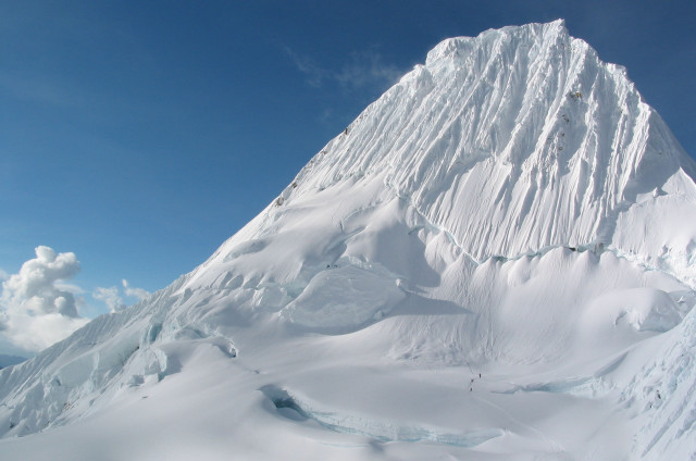 Snowy mountain skiers blue sky free wallpaper - medium preview image