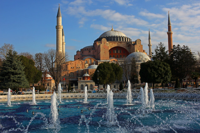 Large building fountain dome architecture free wallpaper - medium preview image