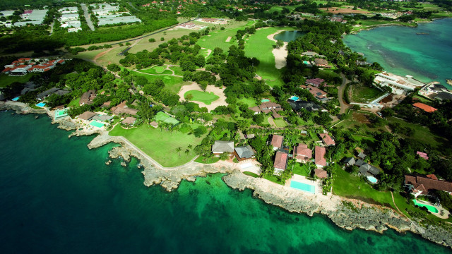 Green field water houses golf free wallpaper - medium preview image