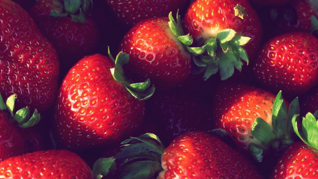 Strawberry leaves blurry background impressionism free wallpaper - medium preview image