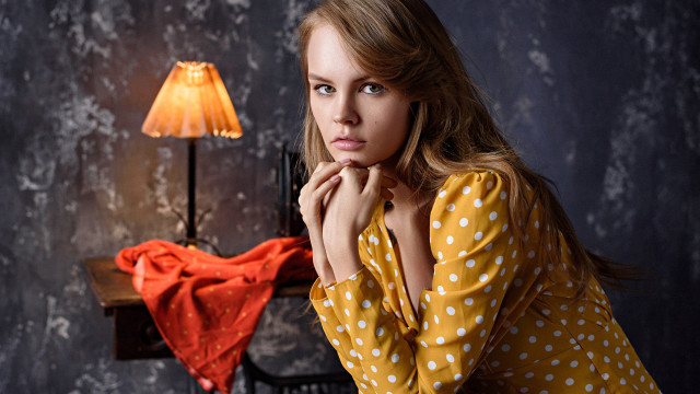 Woman yellow polka dot lamp free wallpaper - medium preview image