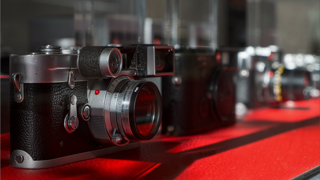 Cameras red table mirror photorealism free wallpaper - medium preview image