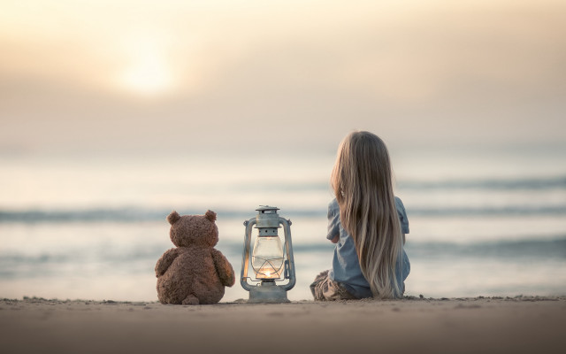 Little girl beach teddy lantern free wallpaper - medium preview image