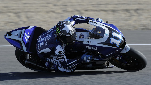 Motorcycle rider helmet motion blur #2 free wallpaper - medium preview image