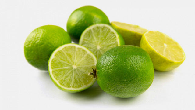 Pile limes halved wedge green free wallpaper - medium preview image