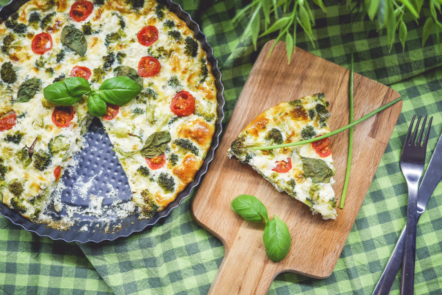 Pizza slice missing cuttingboard knife free wallpaper - medium preview image