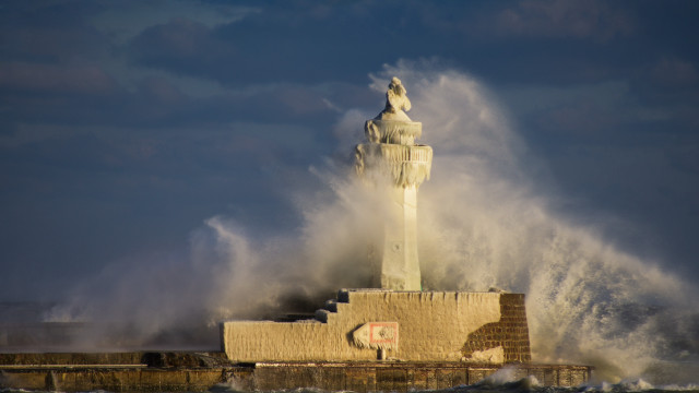 Lighthouse wave ocean statue stormy free wallpaper - medium preview image