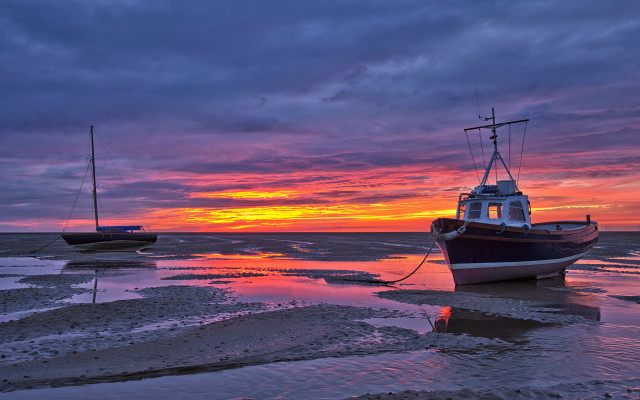 Boat beach water sunset clouds free wallpaper - medium preview image