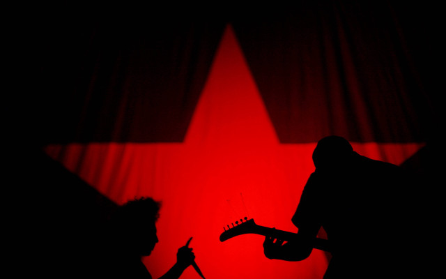 Man guitar red star stage free wallpaper - medium preview image