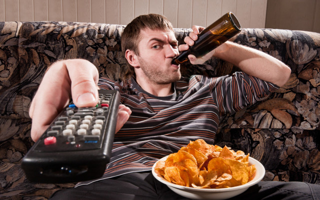 Man sitting couch beer chips free wallpaper - medium preview image
