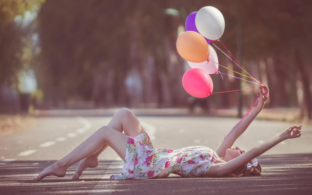 Woman balloons chinese clothes blurry free wallpaper - medium preview image