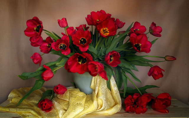 Vase red flowers yellow table free wallpaper - medium preview image