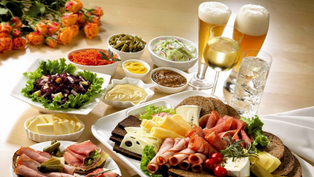 Food table plates drinks vase free wallpaper - medium preview image