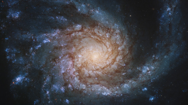 Spiral galaxy bright center stars #3 free wallpaper - medium preview image