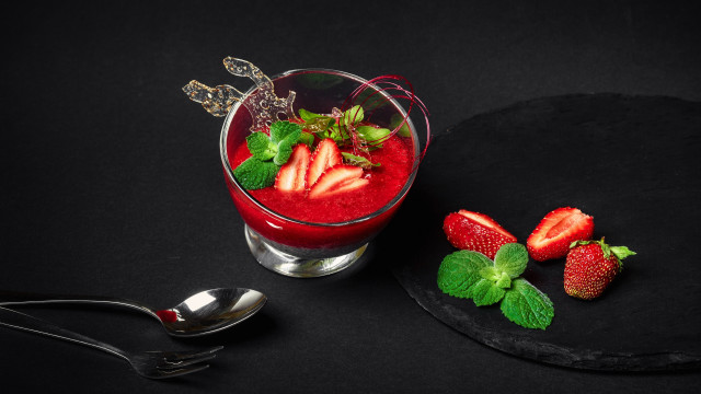 Red liquid strawberries mint black free wallpaper - medium preview image