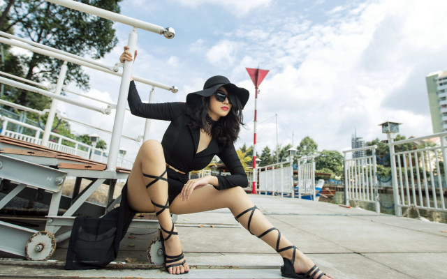 Woman black outfit hat suitcase free wallpaper - medium preview image