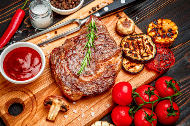 Steak cuttingboard tomatoes garlic ingredients free wallpaper - medium preview image