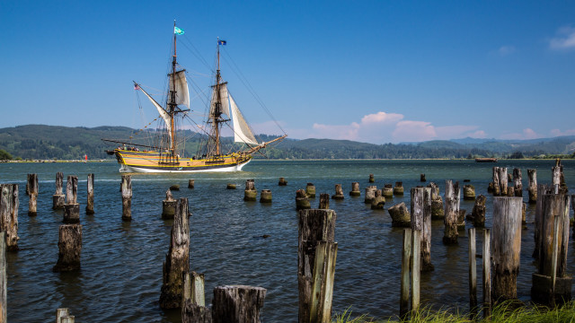 Large boat waterfront pier mountains free wallpaper - medium preview image