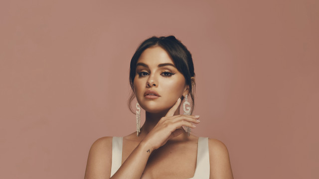 Woman white dress earrings serious free wallpaper - medium preview image