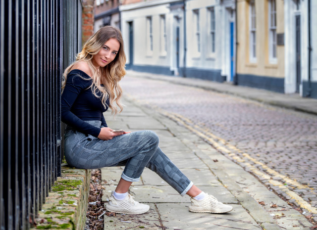 Woman wall street blonde blue free wallpaper - medium preview image