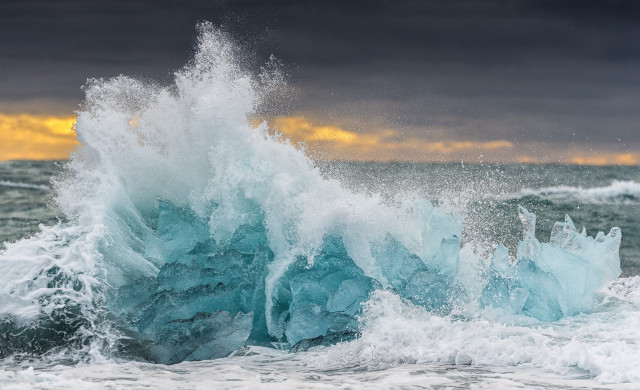 Large wave crashing cloudy sky free wallpaper - medium preview image
