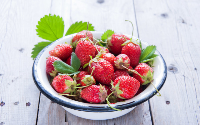 Bowl strawberries leaves wooden table free wallpaper - medium preview image
