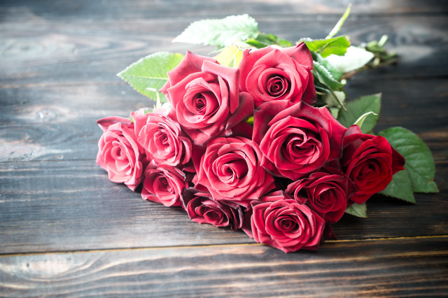 Red roses bouquet wooden table free wallpaper - medium preview image