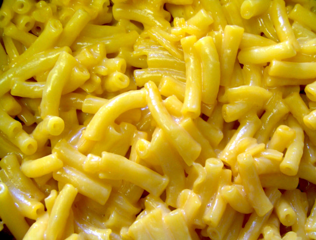 Macaroni cheese broccoli closeup plate free wallpaper - medium preview image