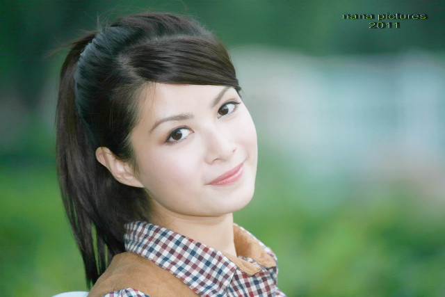 Woman ponytail smiling camera green free wallpaper - medium preview image