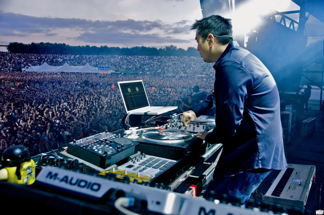 Dj mixing concert crowd night free wallpaper - medium preview image