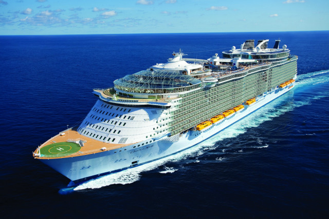 Cruise ship ocean sunny day free wallpaper - medium preview image