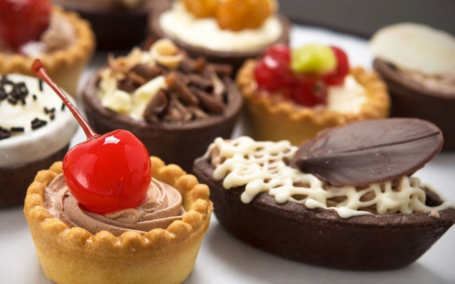 Cupcakes cherry closeup plate dessert free wallpaper - medium preview image