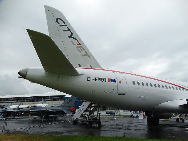 Large jetliner airport tarmac building free wallpaper - medium preview image