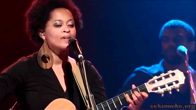 Woman singing microphone guitar man free wallpaper - medium preview image