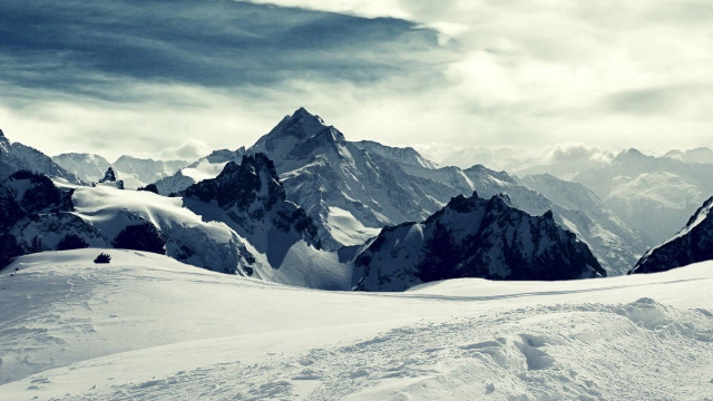 Skiing mountain snowy clouds horizon free wallpaper - medium preview image