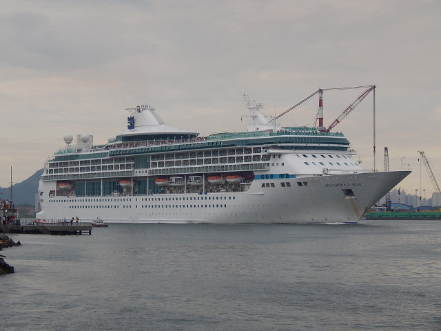 Cruise ship crane dock water free wallpaper - medium preview image