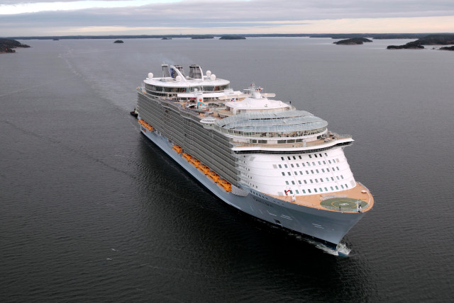 Cruise ship ocean cloudy sky free wallpaper - medium preview image