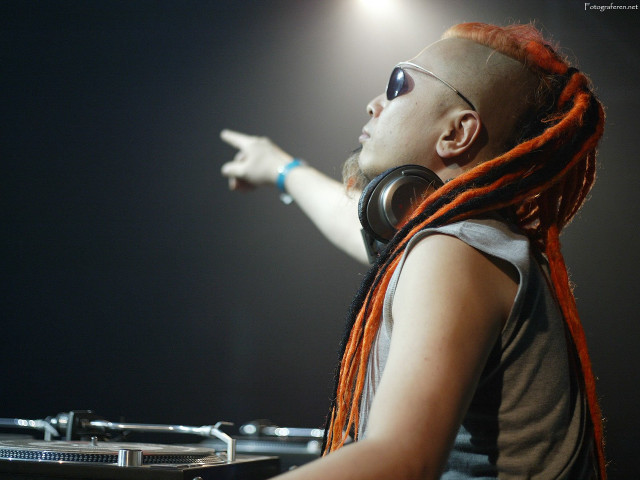 Man dreadlocks headphones DJ set free wallpaper - medium preview image